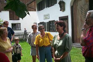 eine nette Dame erklärt uns alles