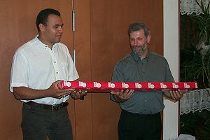 das Geschenk wird überreicht