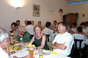 beim Essen im Vereinsheim