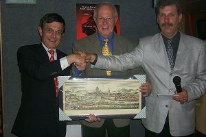 Benoit, Herbert und Richy bei der Geschenkübergabe