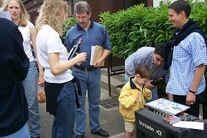 Anne bekommt Wein und Parfum