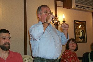 der Initiator dieses Liedes muß auch trinken..