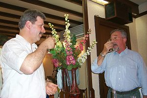 Richy muß alles aufeinmal austrinken...