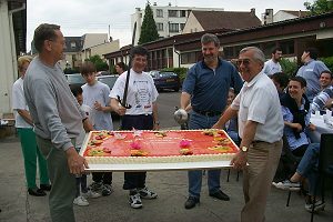 die Präsidenten schneiden den Kuchen an...