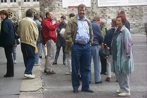 Klecks und Erika warten auf ihre Gruppe