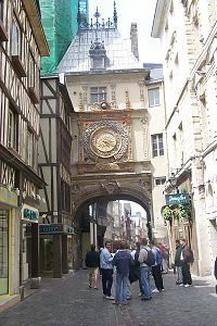 Der Turm mit der großen Uhr