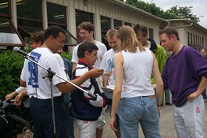 Benoit überreicht die Urkunden