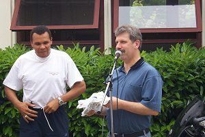 Richy verteilt T-Shirts