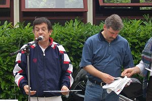 Benoit überreicht die besondere Urkunde