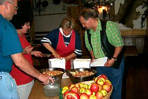 Nachtisch: Eis mit frischem Obstsalat