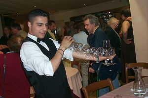 so werden hier die Gläser abgeräumt..