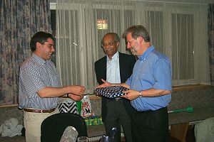 das Gastgeschenk wird überreicht