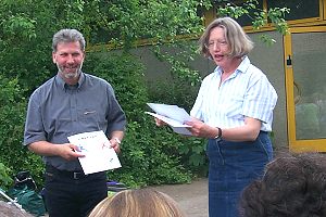 die Urkunden werden verteilt