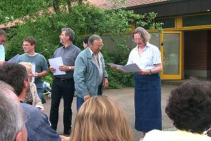 Fabien erhält seine Urkunde