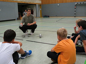 Matthias Kaufmann erklärt die Waffen