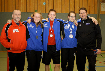 Die glücklichen Siegerinnen und ihre Trainer