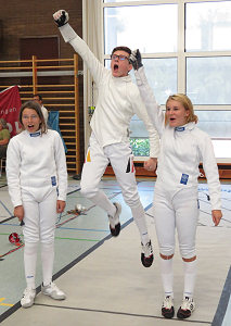Die B-Jugendmannschaft des TSV NU beim Siegesschrei: Franziska Geist, Jonathan Stahl und Jenny Schröder