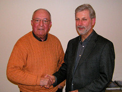 Heinz Lerpscher wird für die 60-jährige Mitgliedschaft von Richard Oed geehrt