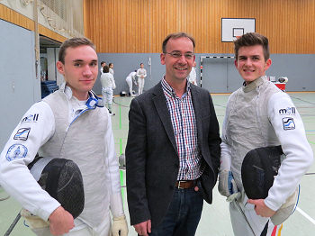 Moritz Becker und David Stahl mit dem neuen Sponsor Dr. dent. med. Karlheinz Moll