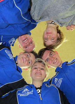 Im Kreis von unten rechts im Uhrzeigersinn: David Stahl, Jenny Schröder, Jonathan Stahl, Julia Jahn und Regina Moll