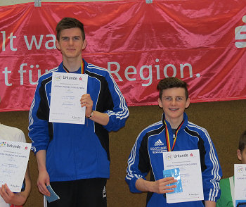 Siegerehrung (v.l.n.r.) David und Jonathan Stahl auf dem Treppchen
