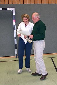 Ute Gunzenhäuser erhält den Pokal