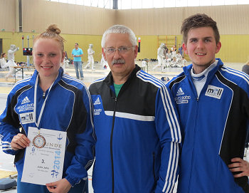 Neu-Ulms Cheftrainer Ivan Taukachu (Mitte) ist zufrieden mit seinen Fechtern.